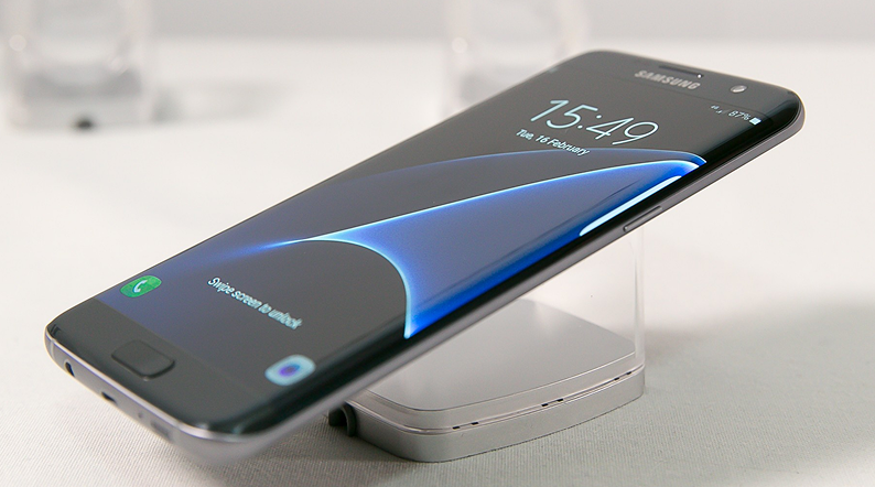 телефон на подставке